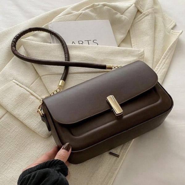 Sac à bandoulière sous le bras tendance, décontracté et minimaliste avec rabat, adapté aux courses, portefeuille, courses, jeunes femmes, étudiantes, nouveaux venus et employés de bureau. Ils sont très adaptés pour les bureaux, les universités, le travail, les affaires, les trajets domicile-travail, les activités de plein air, les voyages et les sorties.