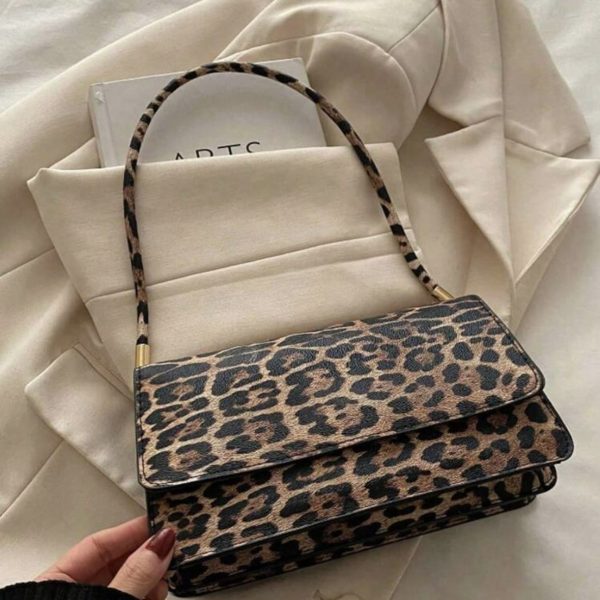 Sac d'épaule et sous le bras élégant avec imprimé léopard vintage de type blocs de couleurs. Sac à main imprimé léopard pour femmes. Retour du léopard