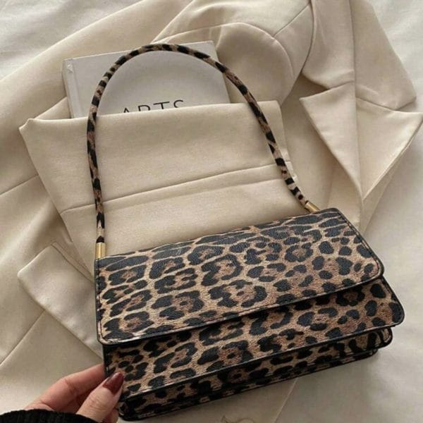 Sac d'épaule et sous le bras élégant avec imprimé léopard vintage de type blocs de couleurs. Sac à main imprimé léopard pour femmes. Retour du léopard