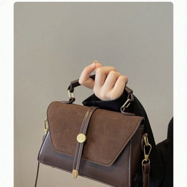 Nouveau sac à bandoulière carré mini rétro en PU de 2025, en suède et PU brun café, style vintage. Sac messager bandoulière adapté à un usage quotidien, aux rendez-vous, aux cadeaux