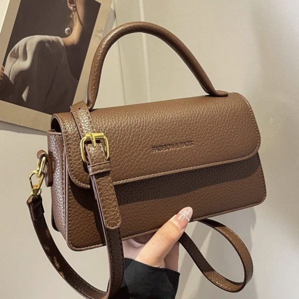 Mode classique Joker Couleur unie Tissu en PU imperméable, Décoration de motif de lettre, Sac à main élégant rétro, Sac carré, Peut être porté en bandoulière, Convient pour une utilisation lors du Nouvel An, des voyages, des achats et des cadeaux de vacances.