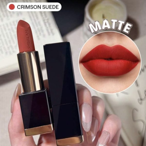 SHEGLAM Rouge à LèVres Matte Allure-Crimson Suede 20 Couleurs Rouge à LèVres Longue Tenue Rouge à LèVres Doux Et Velouté à Haute Teneur En Pigments Rouge à LèVres  Christmas Party PâQues FêTe Des MèRes Remise De DiplôMe Anniversaire Vacances Printemps ÉTé Y2K Fantaisie Mode Maquillage CosméTique FêTe Plage Voyage Camping ExtéRieur ÉCole Campus Voyage Festivals DéCor Cadeau PréSent Rose Fille Cosplay Meilleur Couleur Charme Ambiance